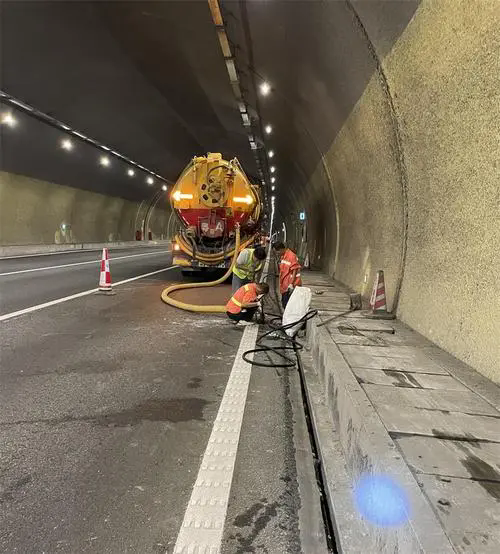 新沂隧道排水渠清淤